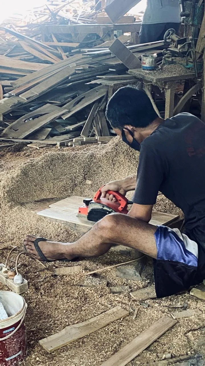 Artisan kayu kami bekerja dengan dedikasi